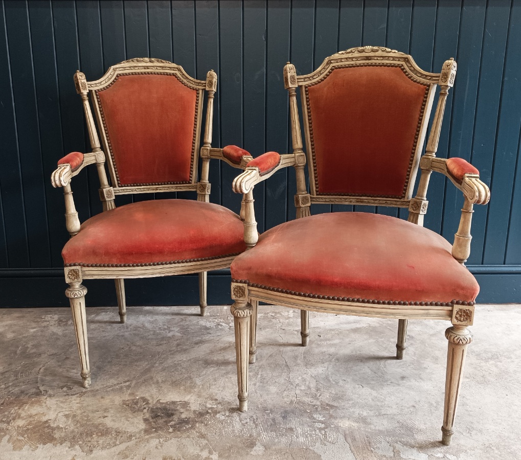 Pair of French Painted Bergère Dining Arm Chairs. (7).jpg